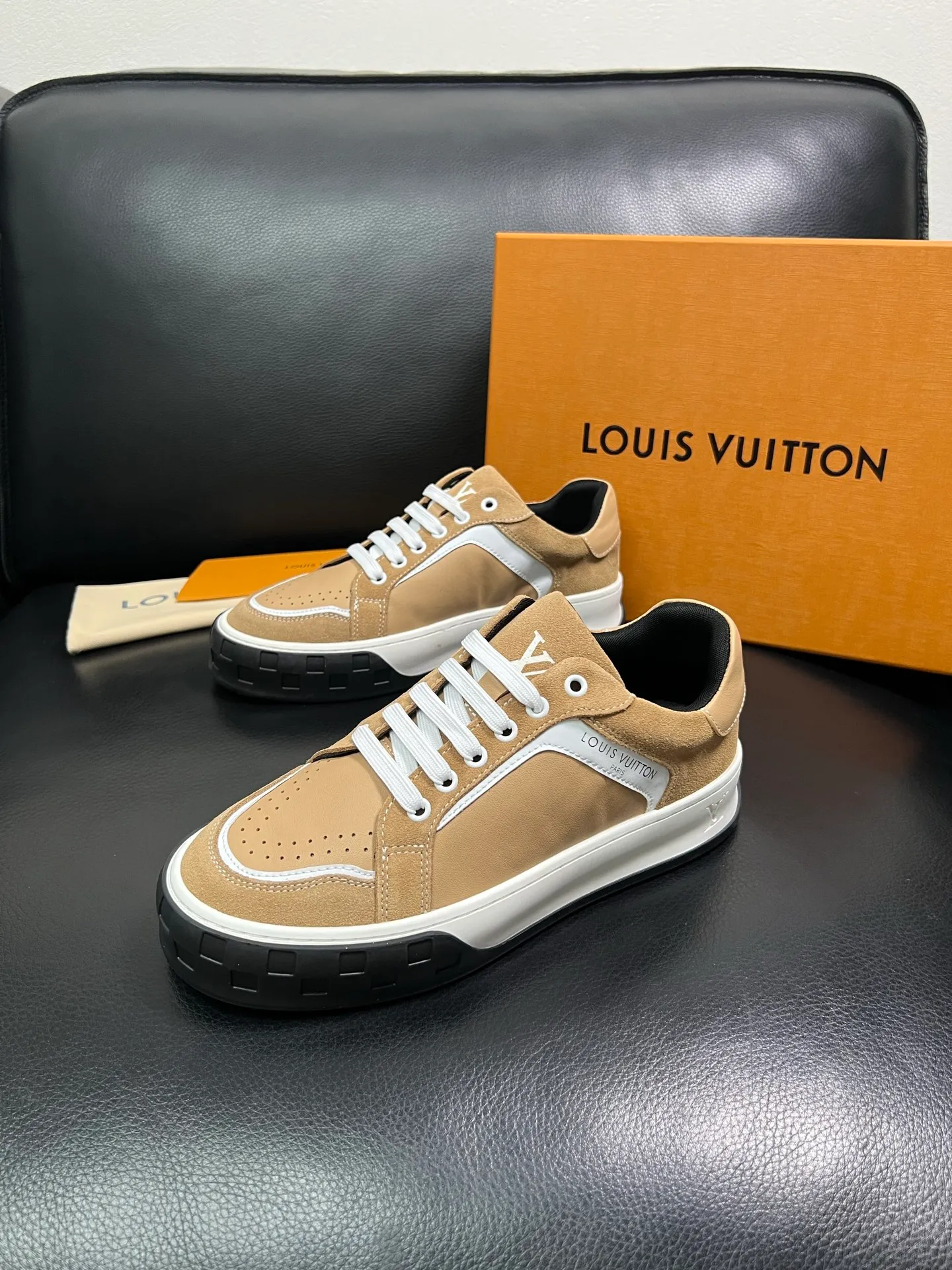 Men's shoes 💰740 Lv top purchase Louis Vuitton, counter synchronization, uppers imported from Italy cowhide, imported mesh padding soft and comfortable, soles: original soles specially provided by the original factory, T men's shoes 💰U exclusive movable molded soles super comfortable, original factory and single goods, high quality, welcome to compare, code number 39-44 (customized 38-45) 85858